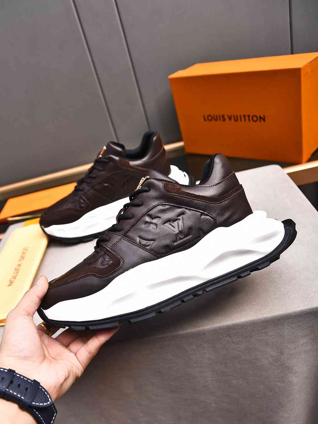 Sneaker LOUIS VUITTON CUIR MARRON MONOGRAME