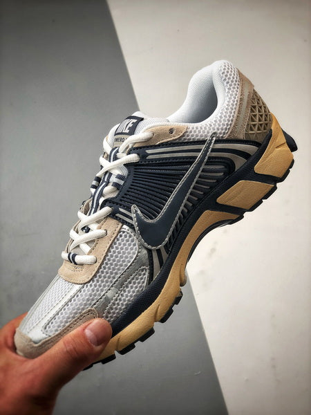NIKE ZOOM Vomero 5