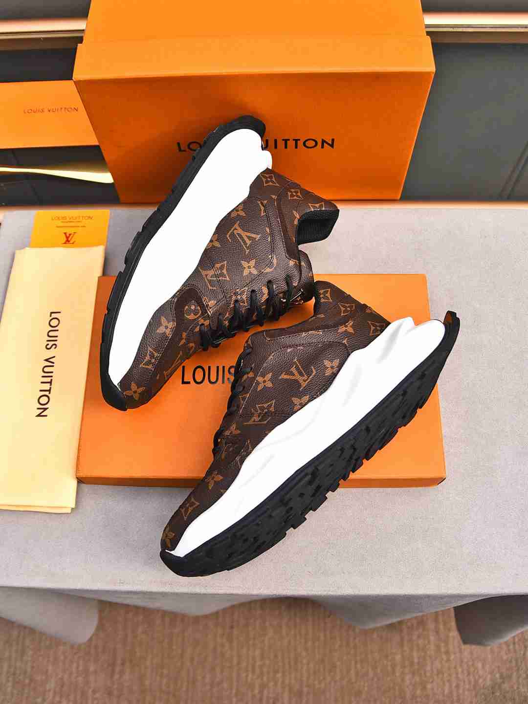 Sneaker LOUIS VUITTON CUIR MONOGRAME