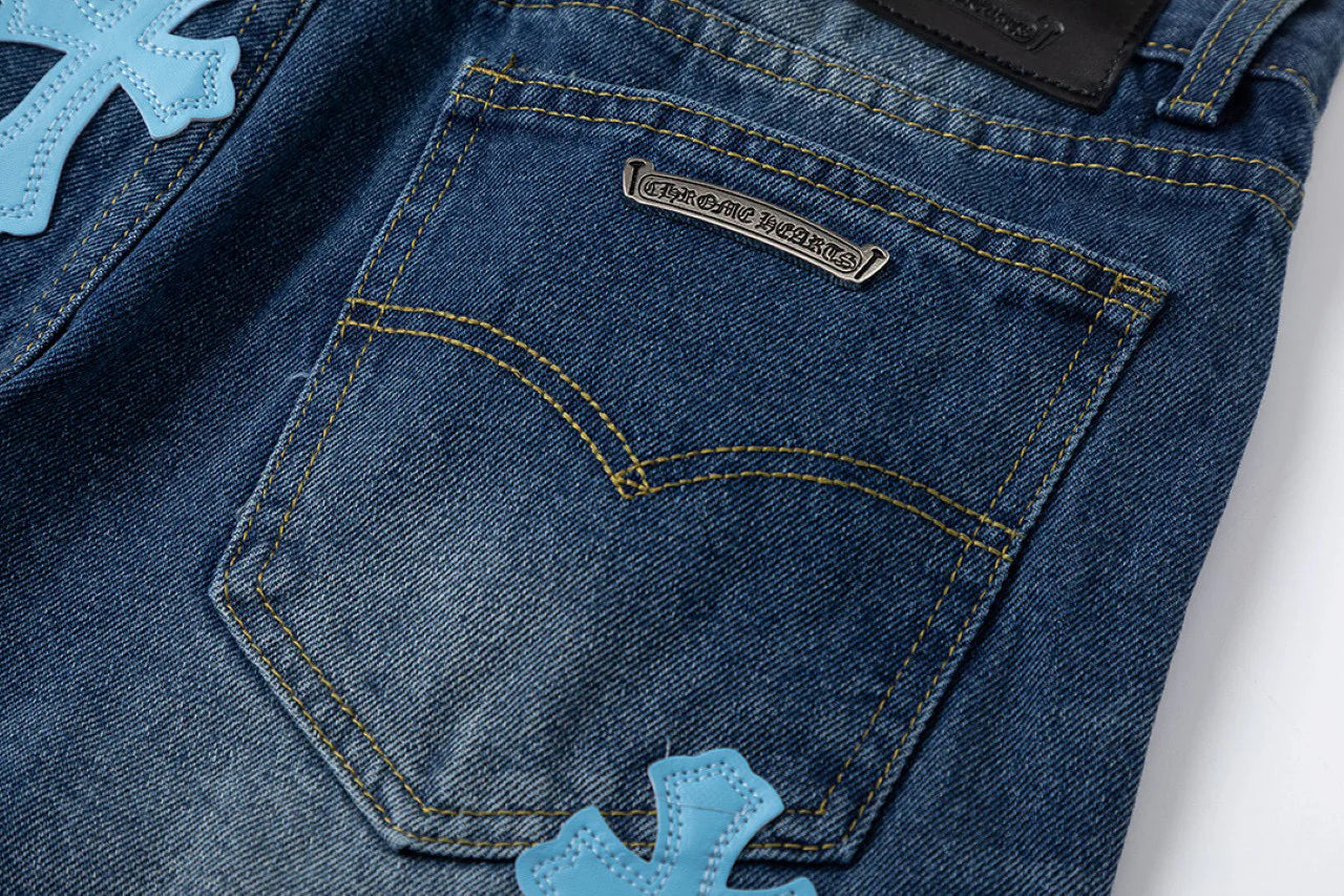 Jean en denim avec patch croix bleue et cœurs chromés