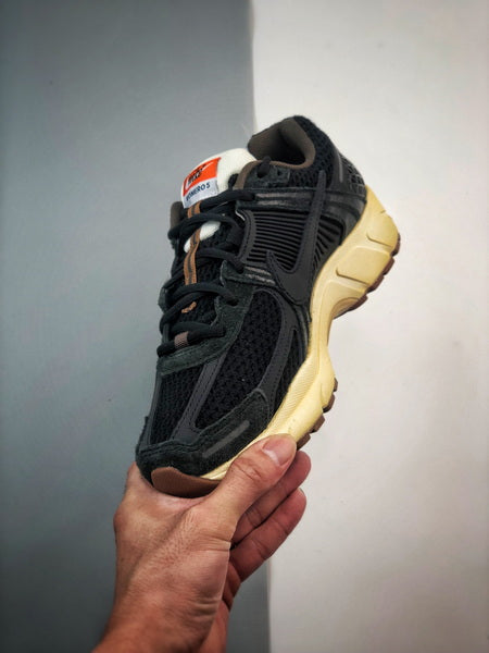 NIKE ZOOM Vomero 5