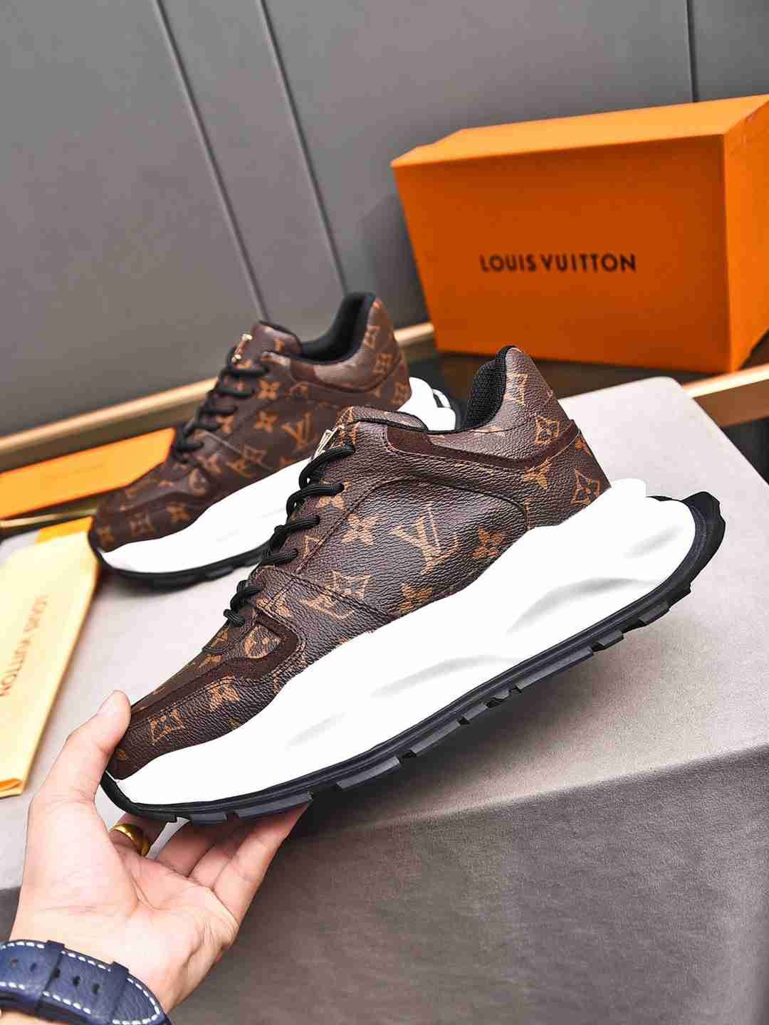 Sneaker LOUIS VUITTON CUIR MONOGRAME