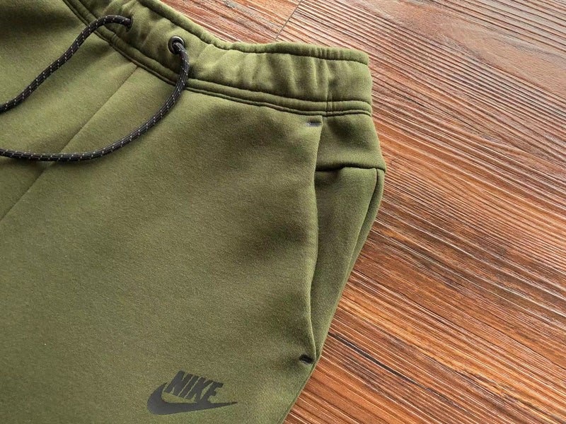 PANTALON NIKE TECH FLEECE x VERT OLIVE