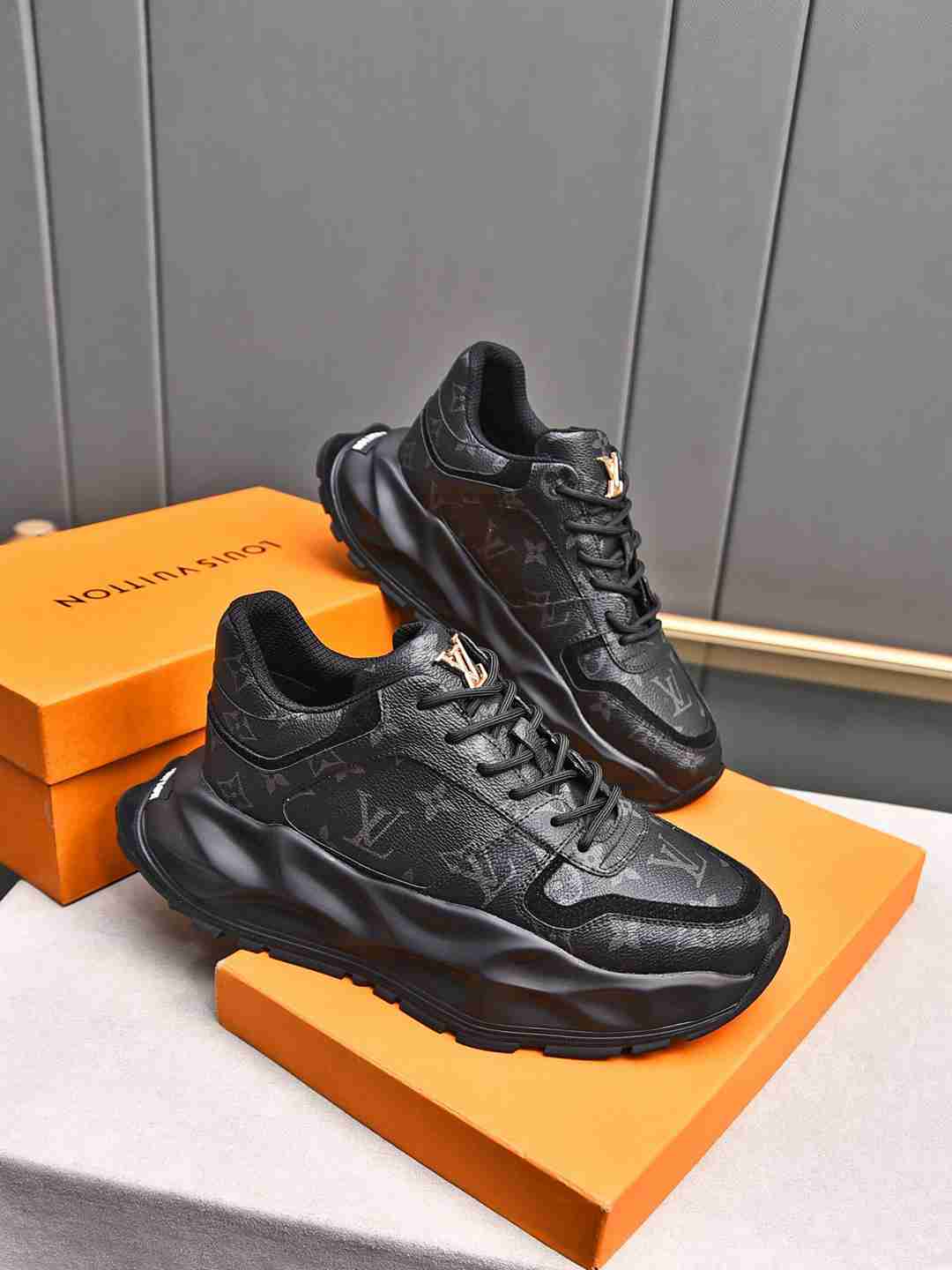 Sneaker LOUIS VUITTON CUIR NOIR MONOGRAME