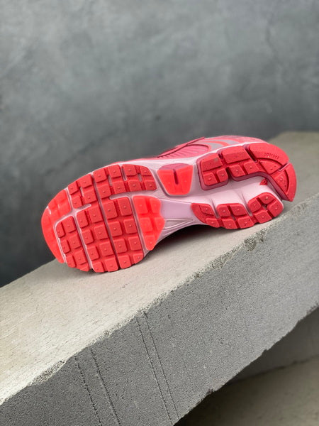 NIKE ZOOM Vomero 5 PINK