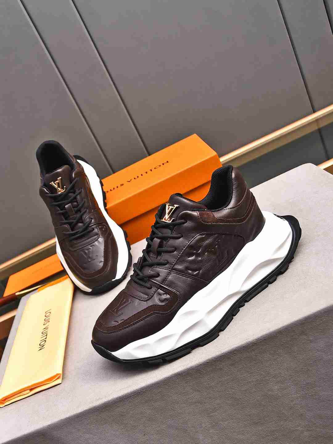Sneaker LOUIS VUITTON CUIR MARRON MONOGRAME