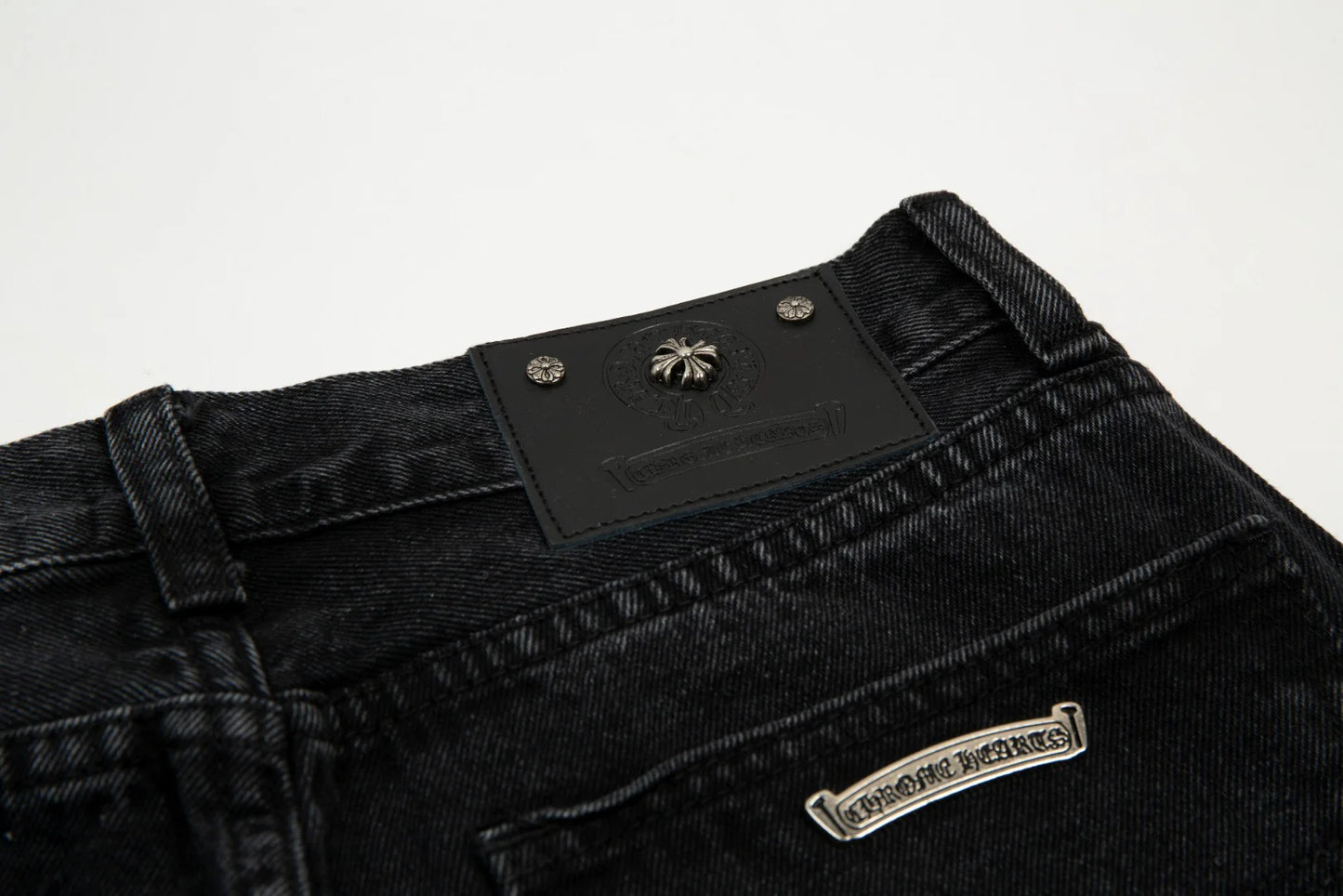 SORTS NOIRS AVEC PATCH CROIX NOIRE ET CHROME HEARTS