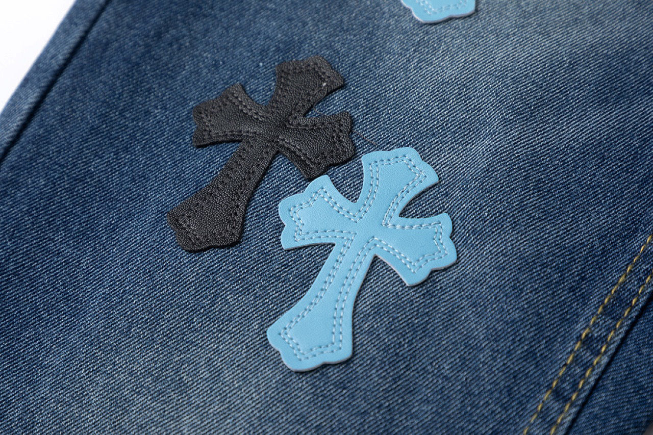 Jean en denim avec patch croix bleue et cœurs chromés