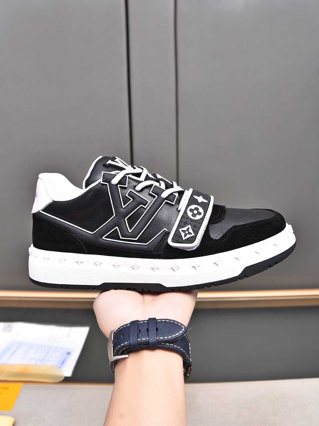 Sneaker LOUIS VUITTON Trainer NOIR BLANC
