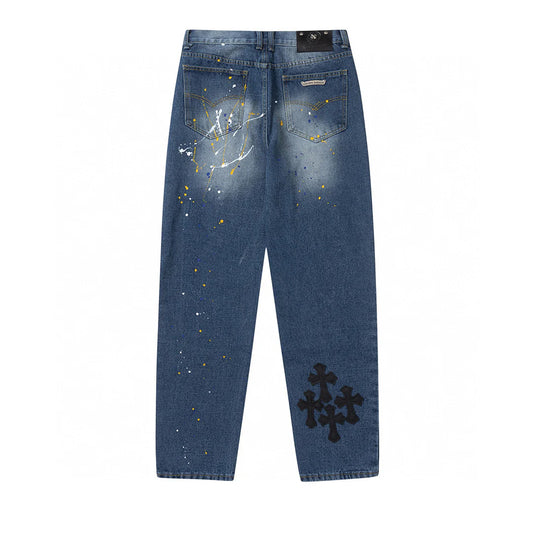 Jean en denim avec patch croix verte et cœurs chromés