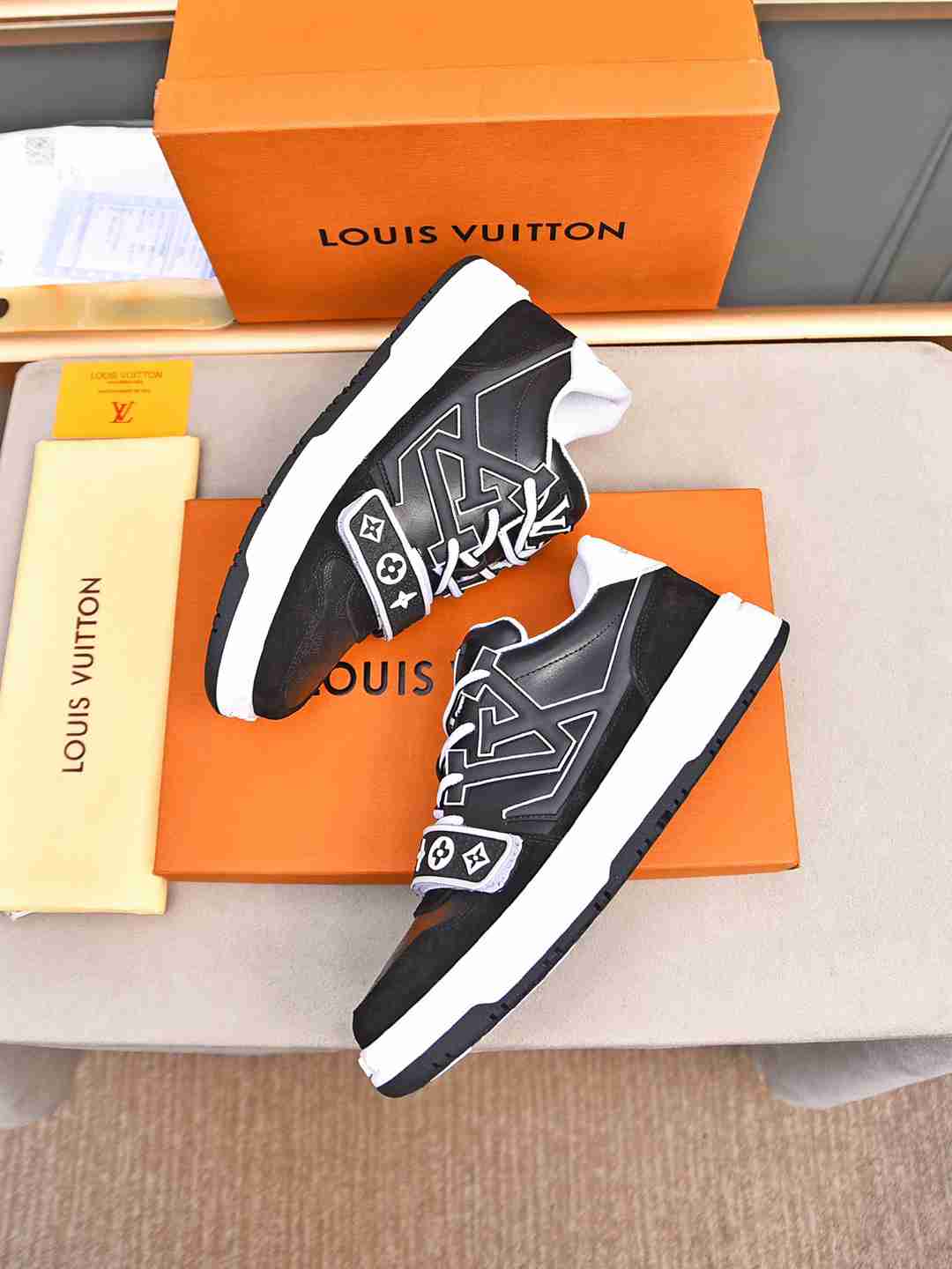 Sneaker LOUIS VUITTON Trainer NOIR BLANC