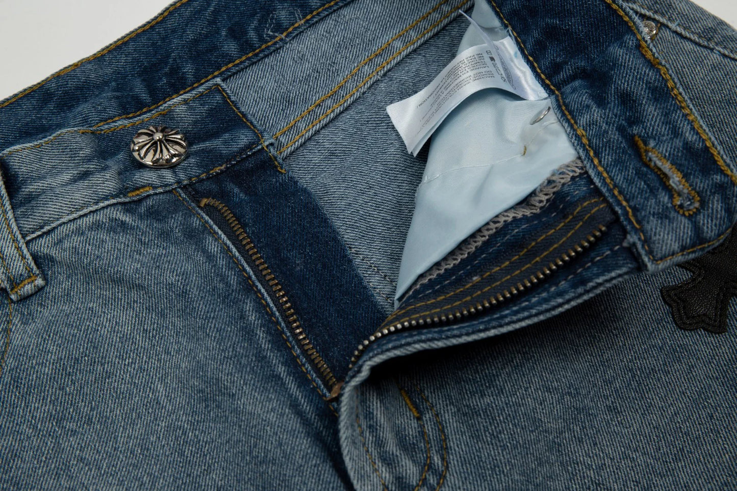 SORTS NOIR AVEC PATCH CROISÉ CHROME HEARTS ET DENIM DÉLAVÉ