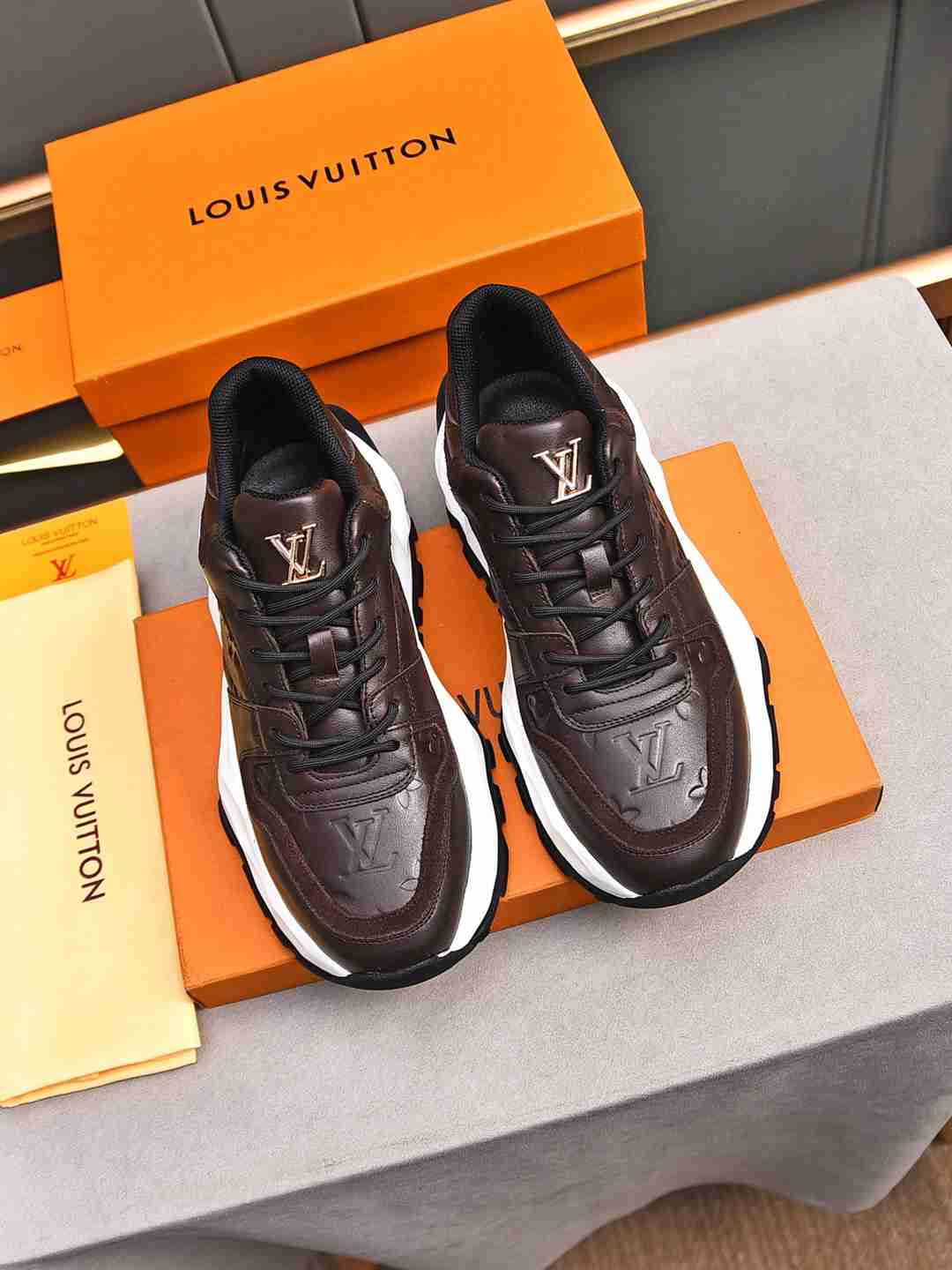 Sneaker LOUIS VUITTON CUIR MARRON MONOGRAME