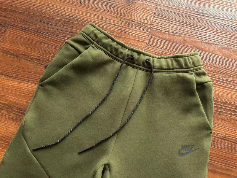 PANTALON NIKE TECH FLEECE x VERT OLIVE