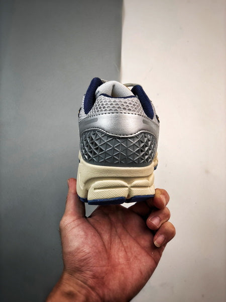 NIKE ZOOM Vomero 5