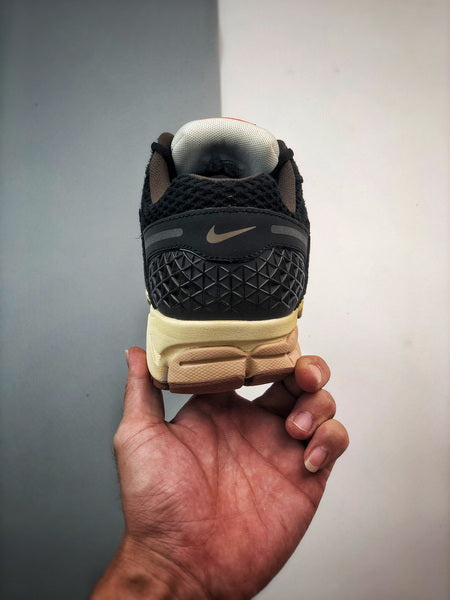 NIKE ZOOM Vomero 5
