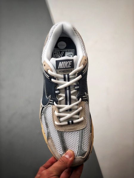 NIKE ZOOM Vomero 5