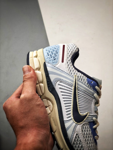 NIKE ZOOM Vomero 5