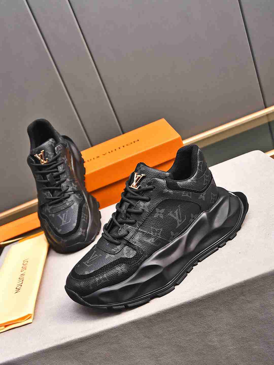 Sneaker LOUIS VUITTON CUIR NOIR MONOGRAME