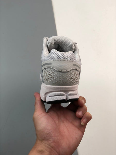 NIKE ZOOM Vomero 5