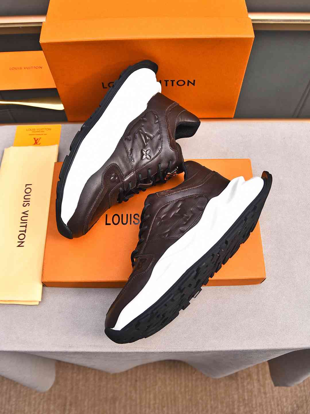 Sneaker LOUIS VUITTON CUIR MARRON MONOGRAME
