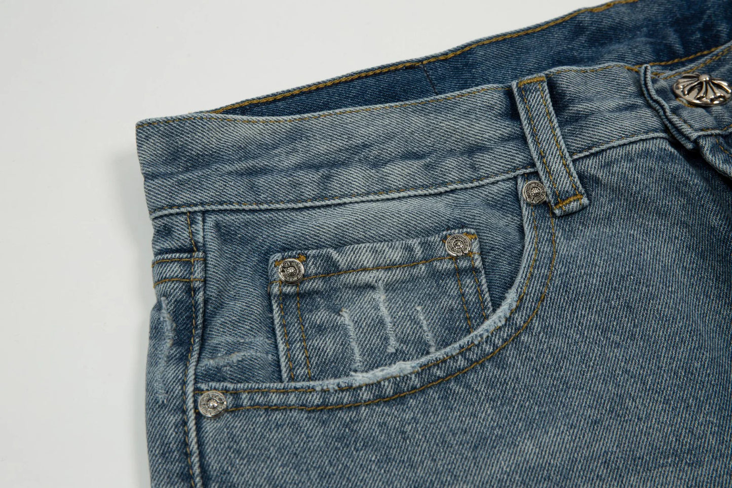 SORTS NOIR AVEC PATCH CROISÉ CHROME HEARTS ET DENIM DÉLAVÉ