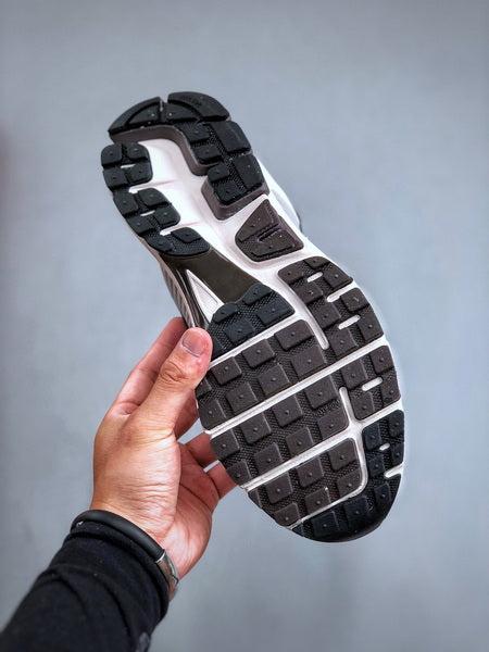 NIKE ZOOM Vomero 5