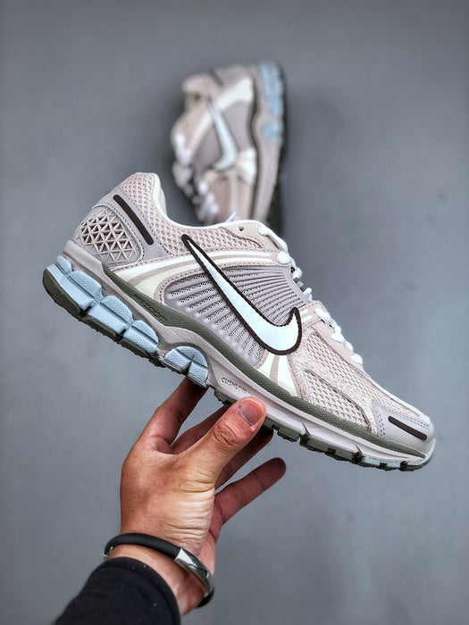 NIKE ZOOM Vomero 5