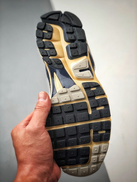 NIKE ZOOM Vomero 5