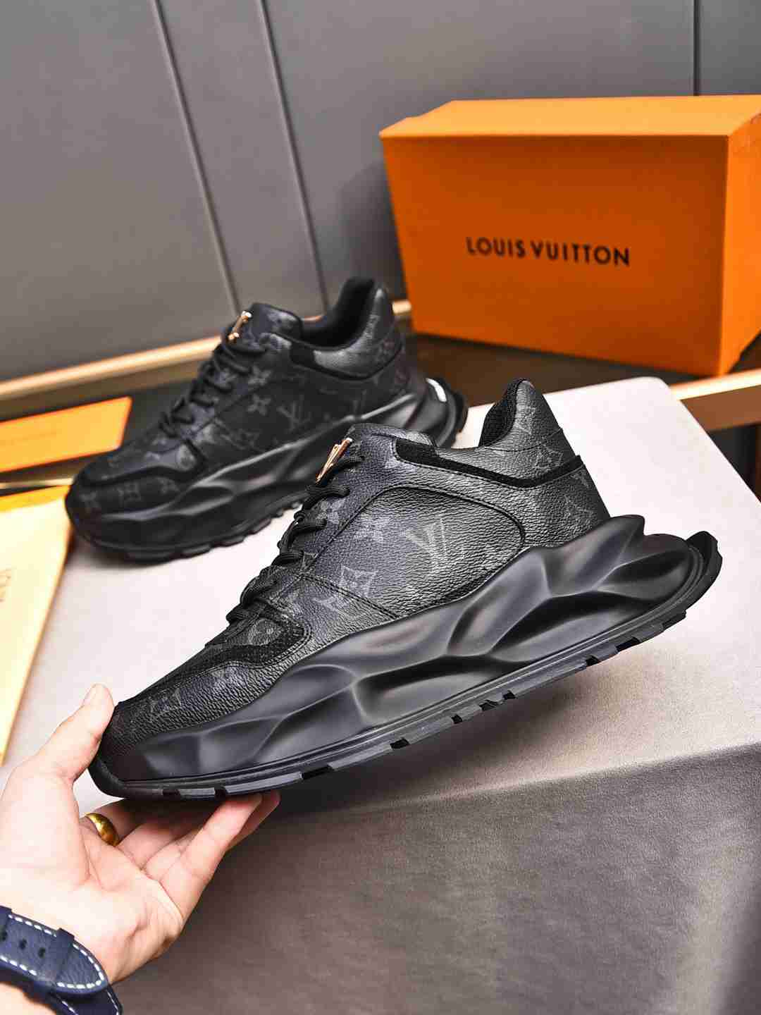 Sneaker LOUIS VUITTON CUIR NOIR MONOGRAME