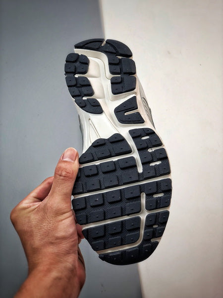 NIKE ZOOM Vomero 5