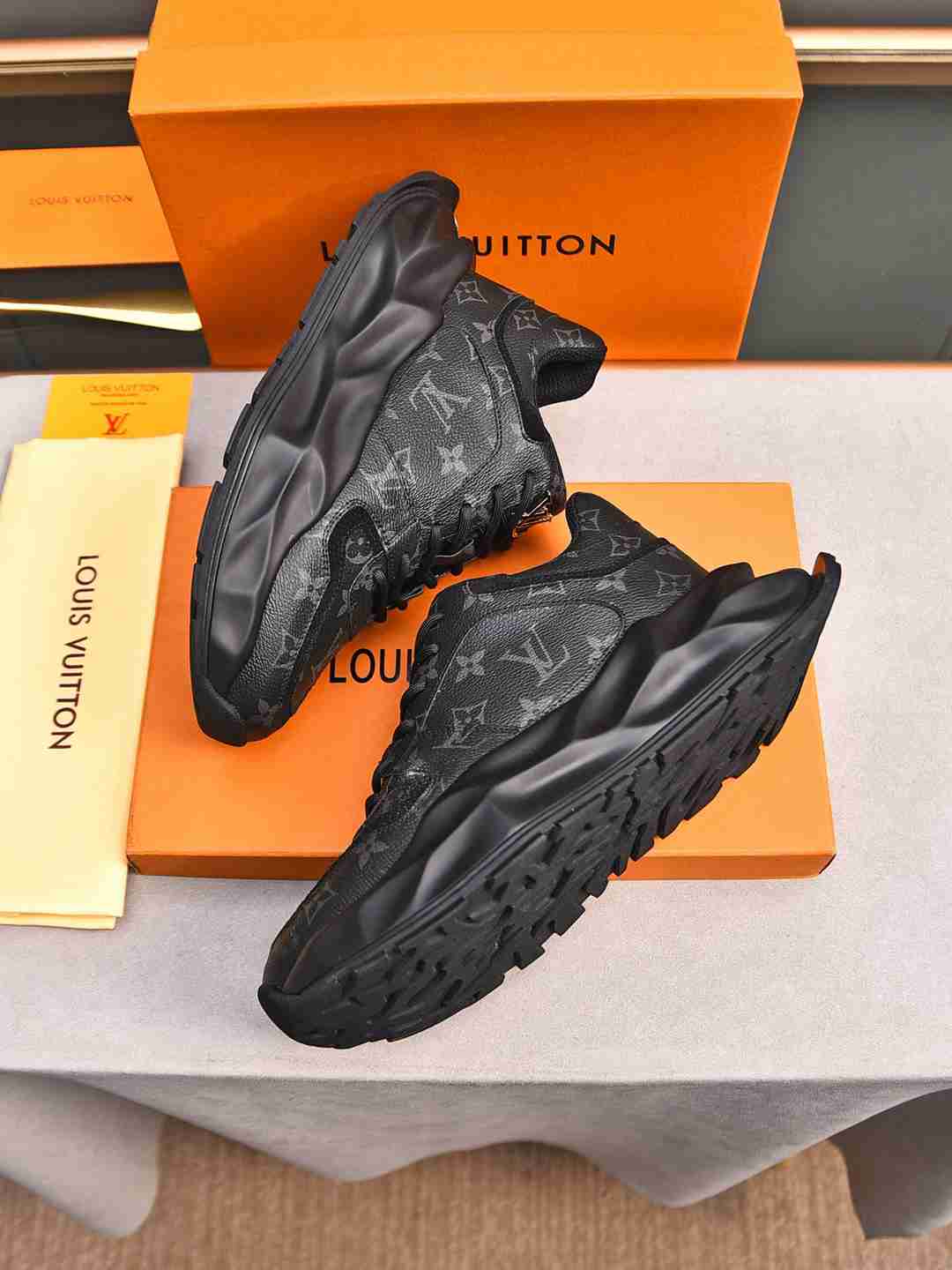 Sneaker LOUIS VUITTON CUIR NOIR MONOGRAME