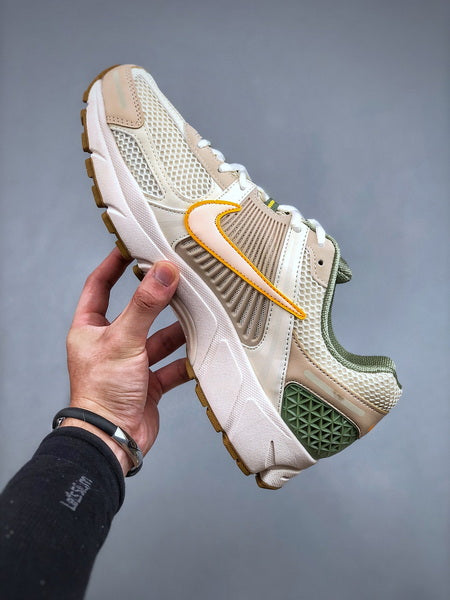 NIKE ZOOM Vomero 5