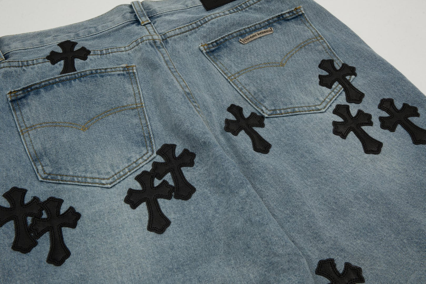 SHORT HEARTS AVEC PATCH CROIX NOIRE EN DENIM DÉLAVÉ