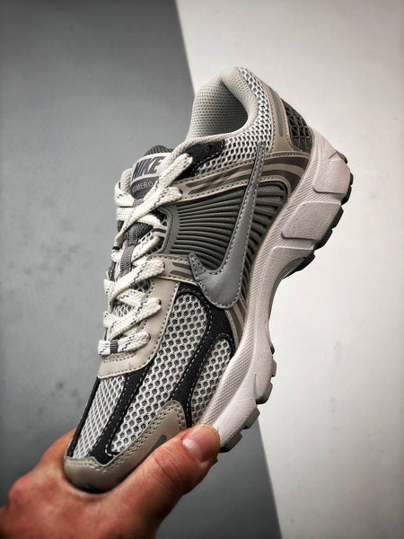 NIKE ZOOM Vomero 5