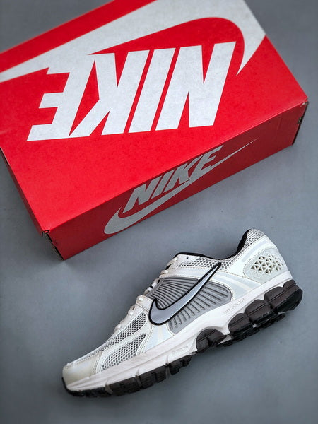 NIKE ZOOM Vomero 5