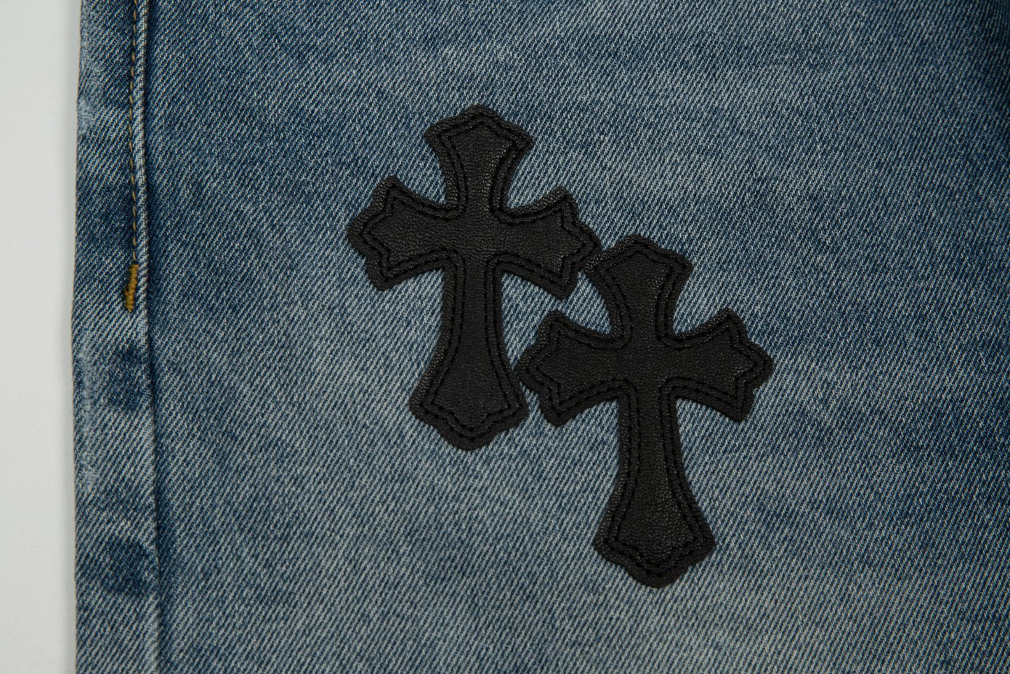 SORTS NOIR AVEC PATCH CROISÉ CHROME HEARTS ET DENIM DÉLAVÉ