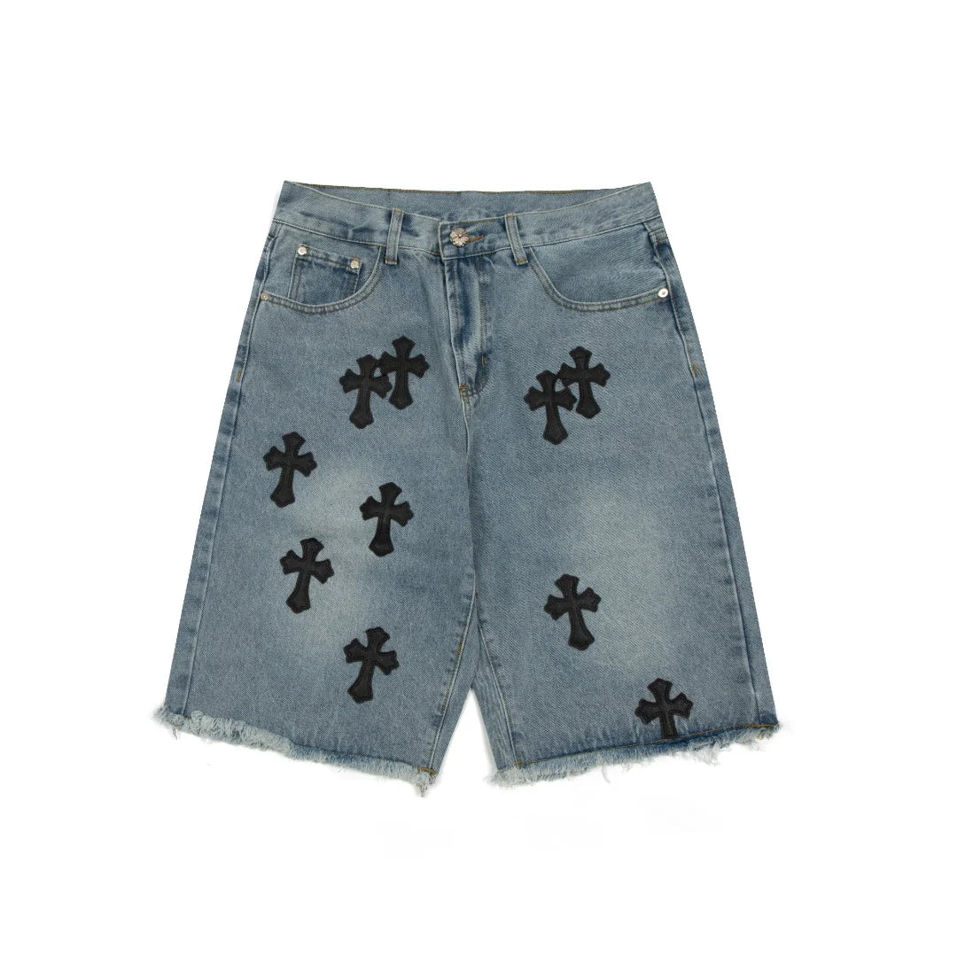SHORT HEARTS AVEC PATCH CROIX NOIRE EN DENIM DÉLAVÉ