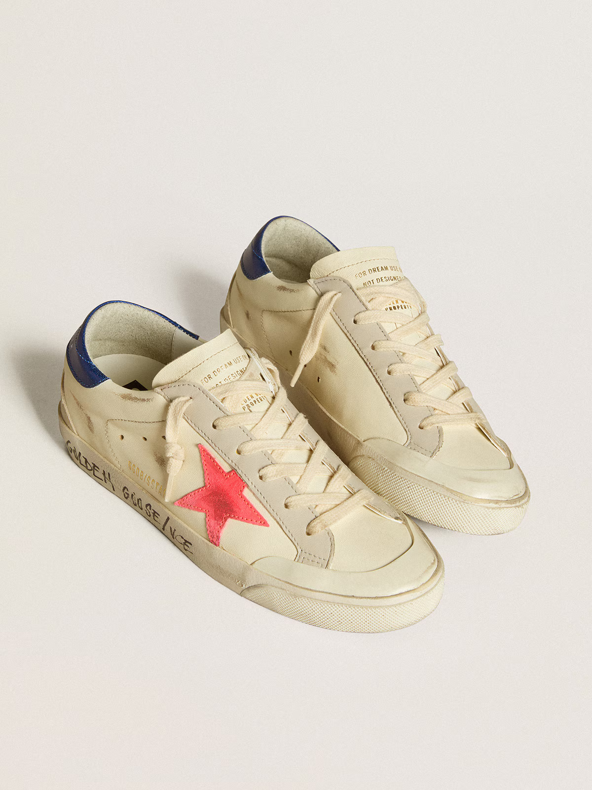 Golden Goose Super-Star – Ivory with Fuchsia Star