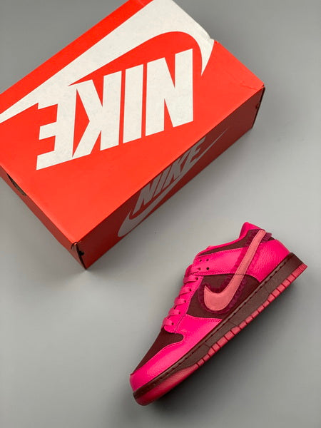 NIKE Dunk Low “Valentine’s Day” 2022