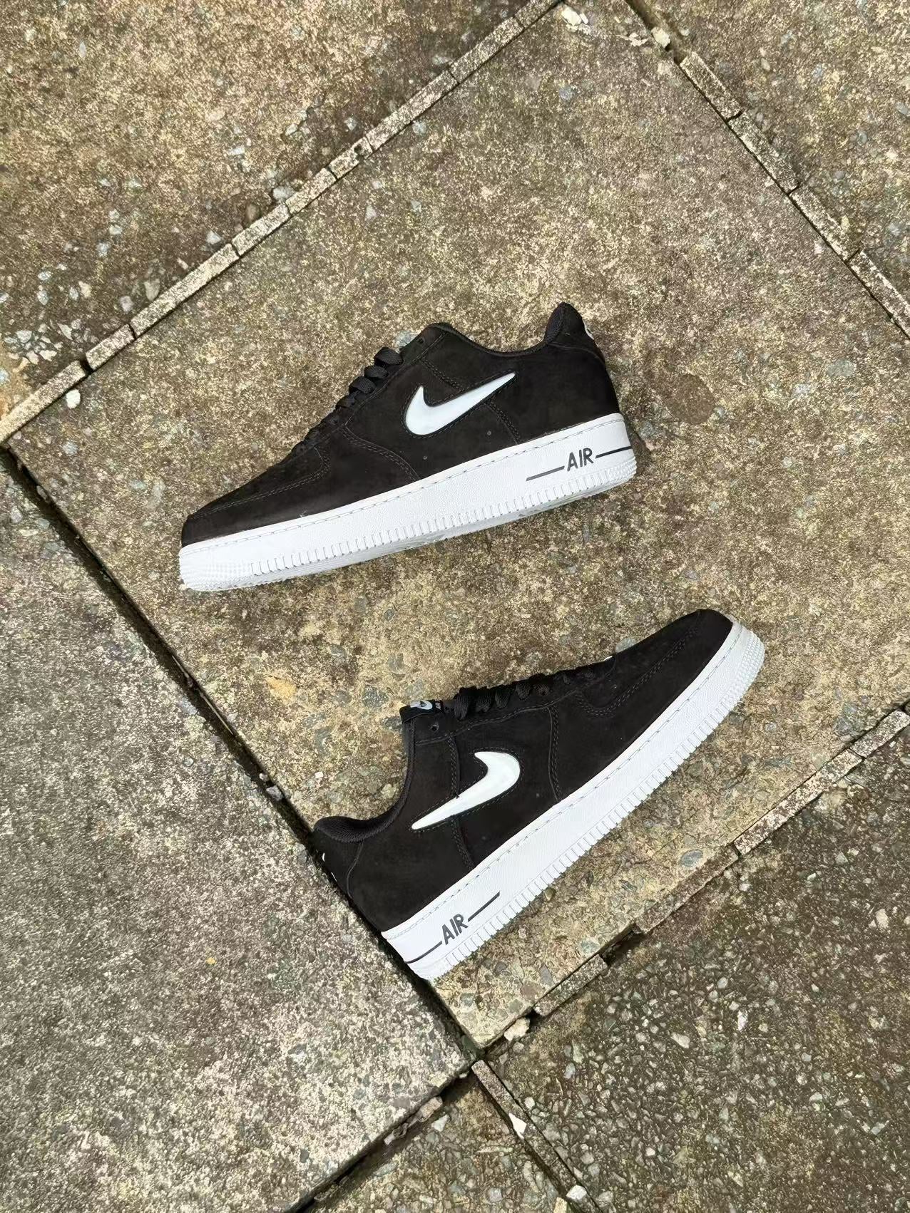 Nike Air Force 1 Low – Suede Black / Swoosh Chrome