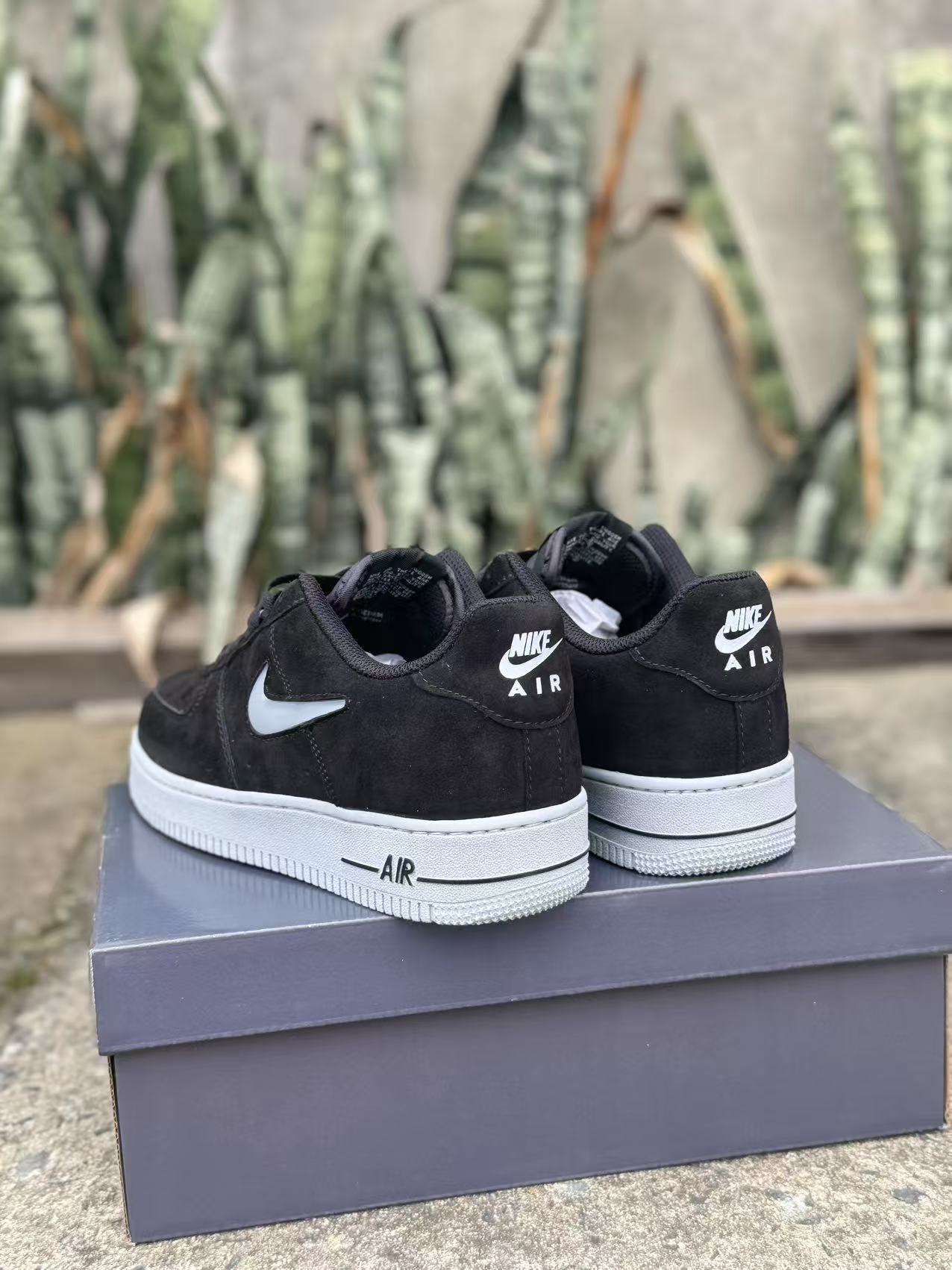 Nike Air Force 1 Low – Suede Black / Swoosh Chrome
