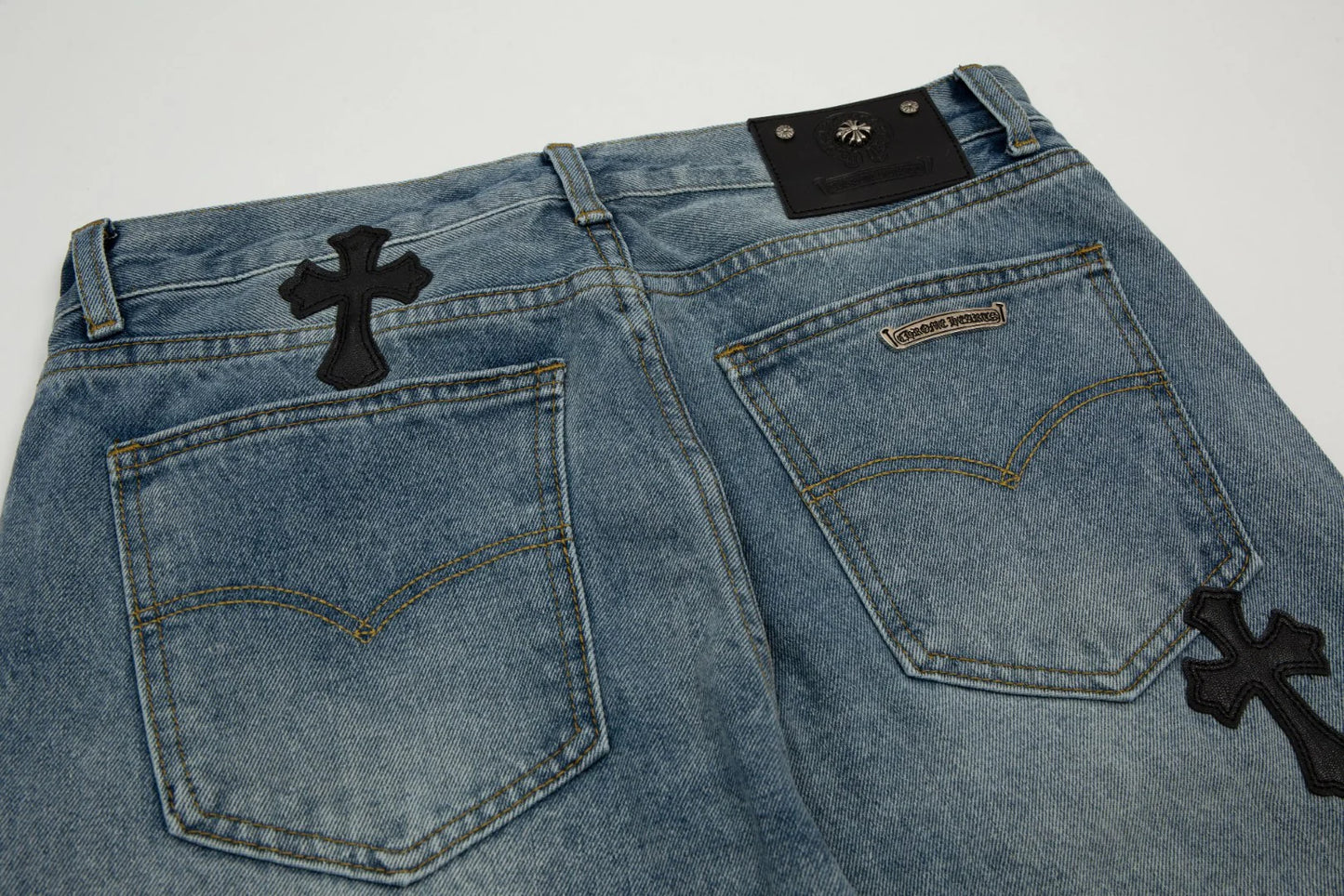 SORTS NOIR AVEC PATCH CROISÉ CHROME HEARTS ET DENIM DÉLAVÉ