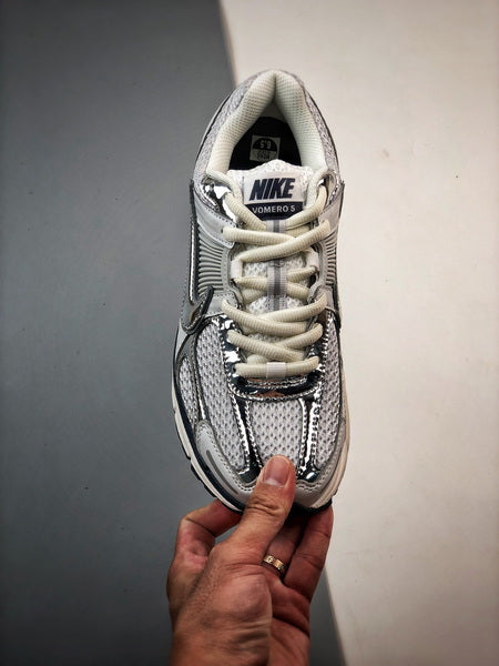 NIKE ZOOM Vomero 5