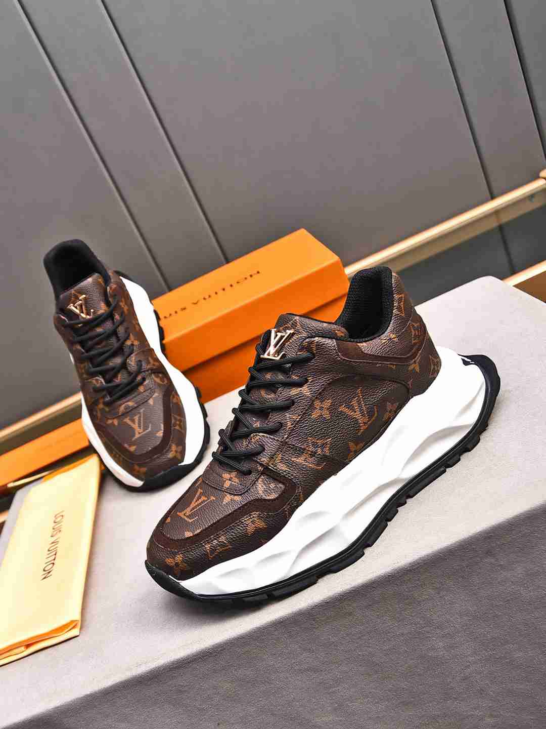 Sneaker LOUIS VUITTON CUIR MONOGRAME