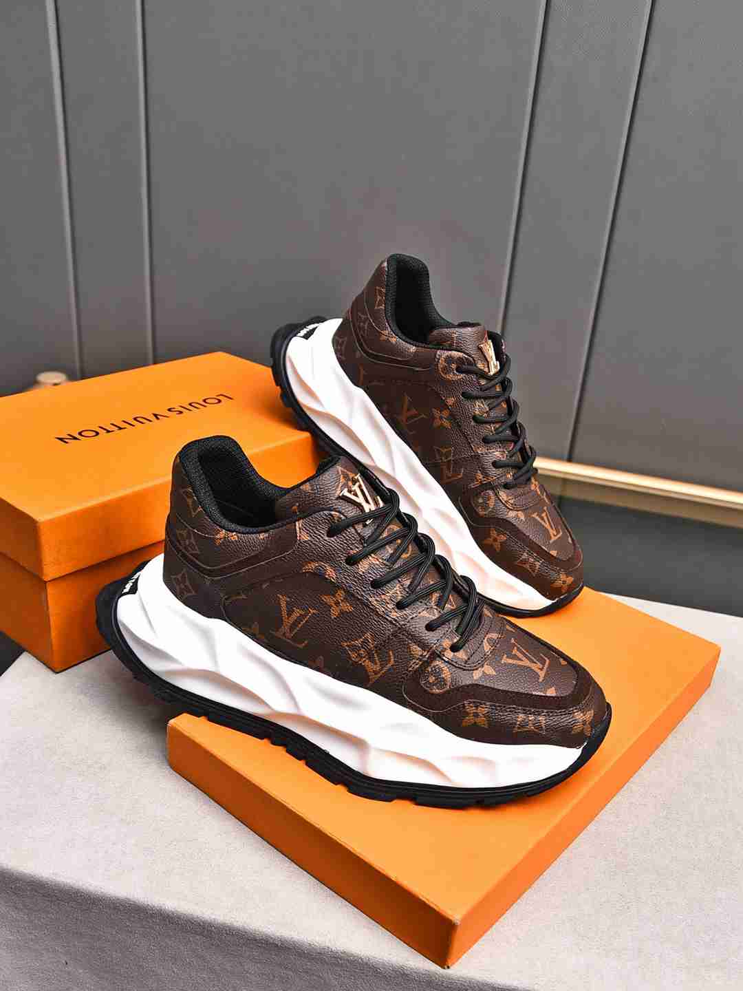 Sneaker LOUIS VUITTON CUIR MONOGRAME