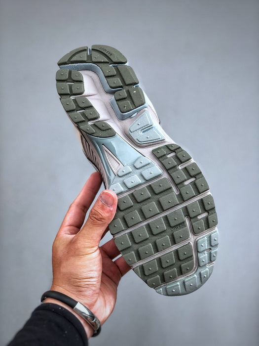 NIKE ZOOM Vomero 5