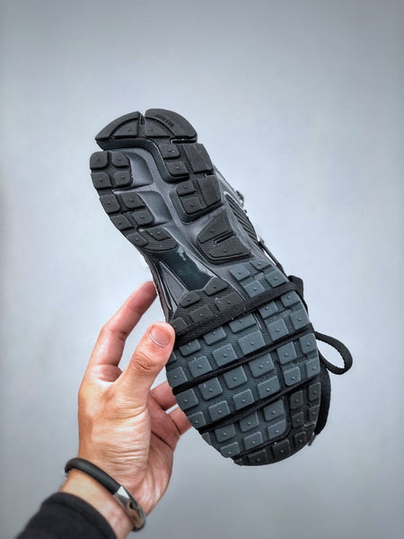 NIKE ZOOM Vomero 5