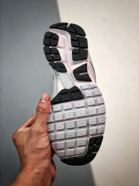 NIKE ZOOM Vomero 5