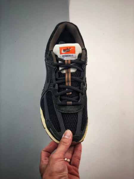 NIKE ZOOM Vomero 5